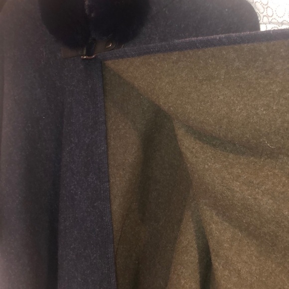 Soft Wool cape lined w/fur Navy blue green inside. - Picture 6 of 10